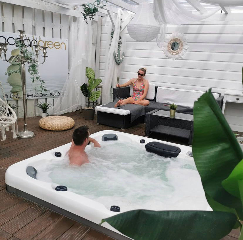 OUTDOOR Hot Tub £60pp or £45pp  (£30 pp Deposits nonrefundable) choose from 2 packages